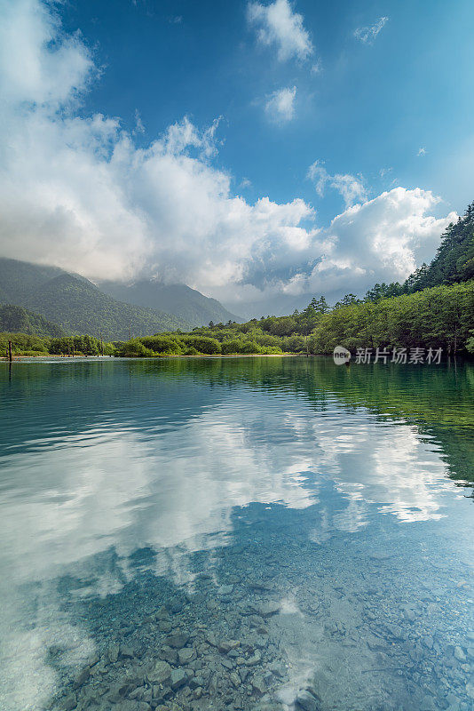 長野県 上高地の大正池と穂高連峰